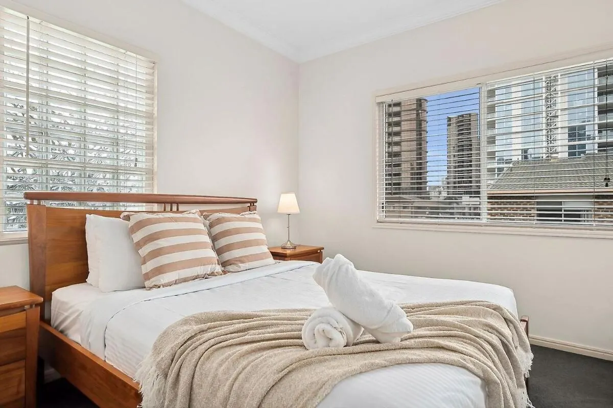 Stylish Coastal Retreat In The Heart Of Broadbeach ゴールドコースト アパート