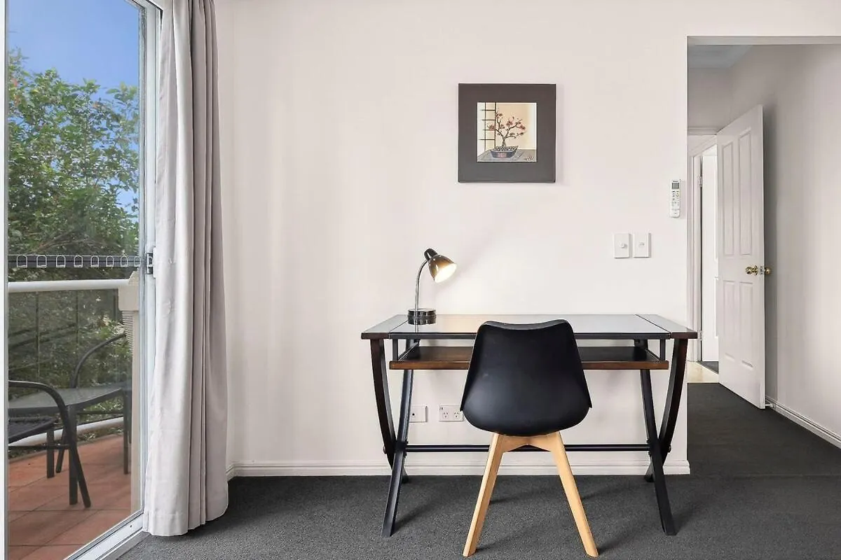 Stylish Coastal Retreat In The Heart Of Broadbeach ゴールドコースト
