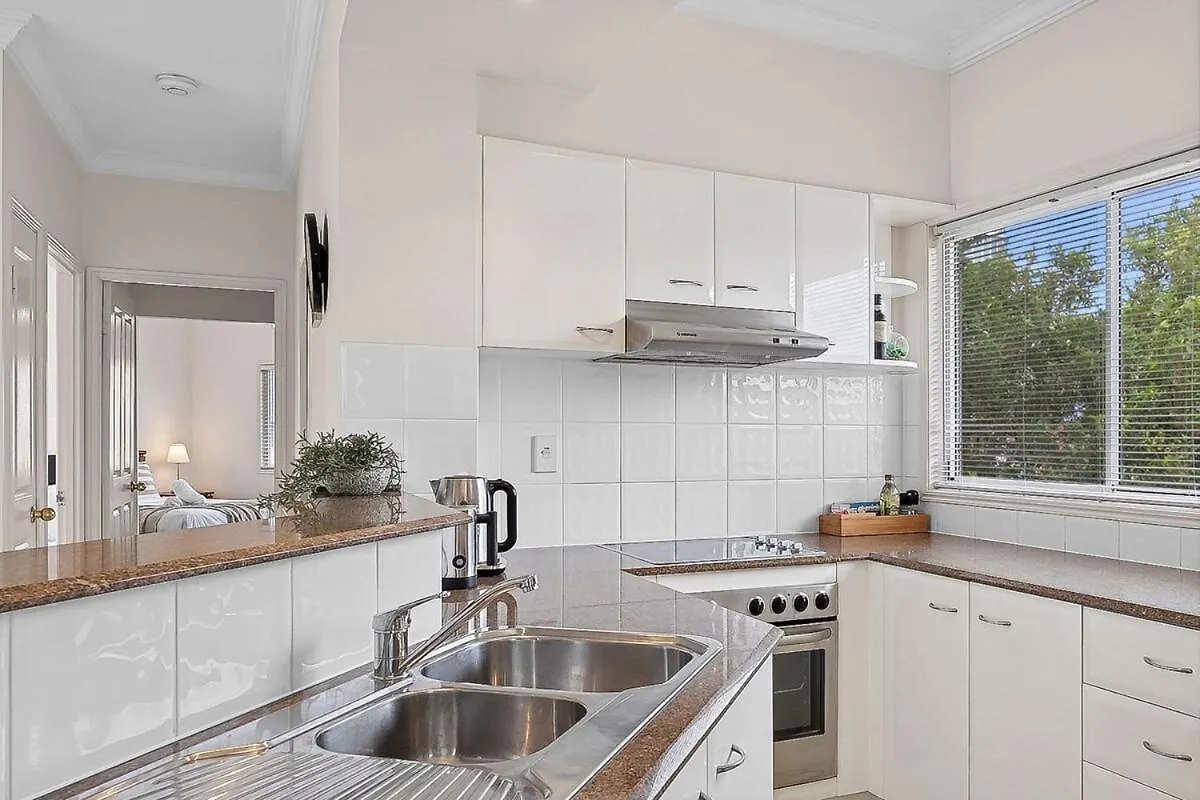 Stylish Coastal Retreat In The Heart Of Broadbeach Gold Coast Apartment
